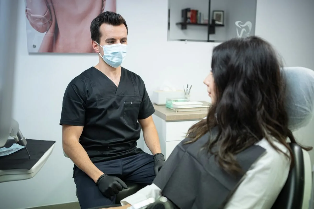 Medic și pacientă discută în cabinetul Bright Smile înainte de tratament