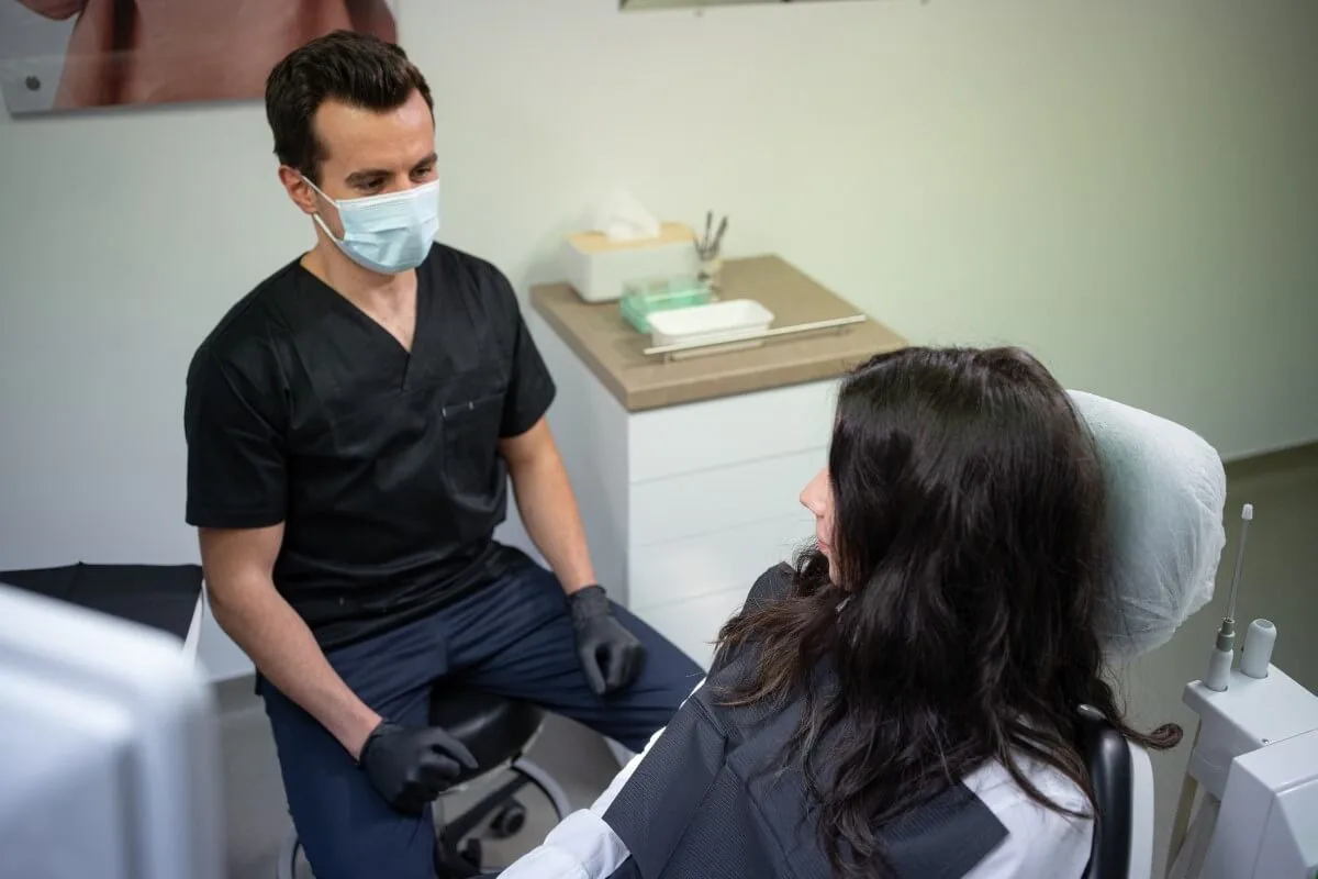 Medic și pacientă în cabinetul Bright Smile